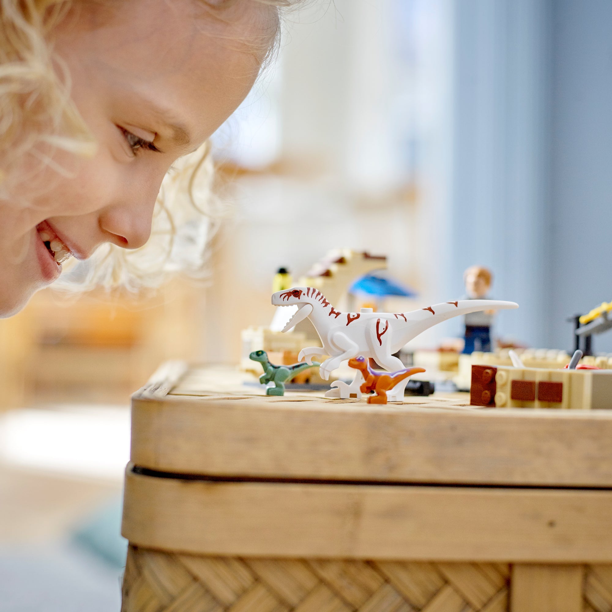 Jurassic World Atrociraptor Dinosaur: Bike Chase