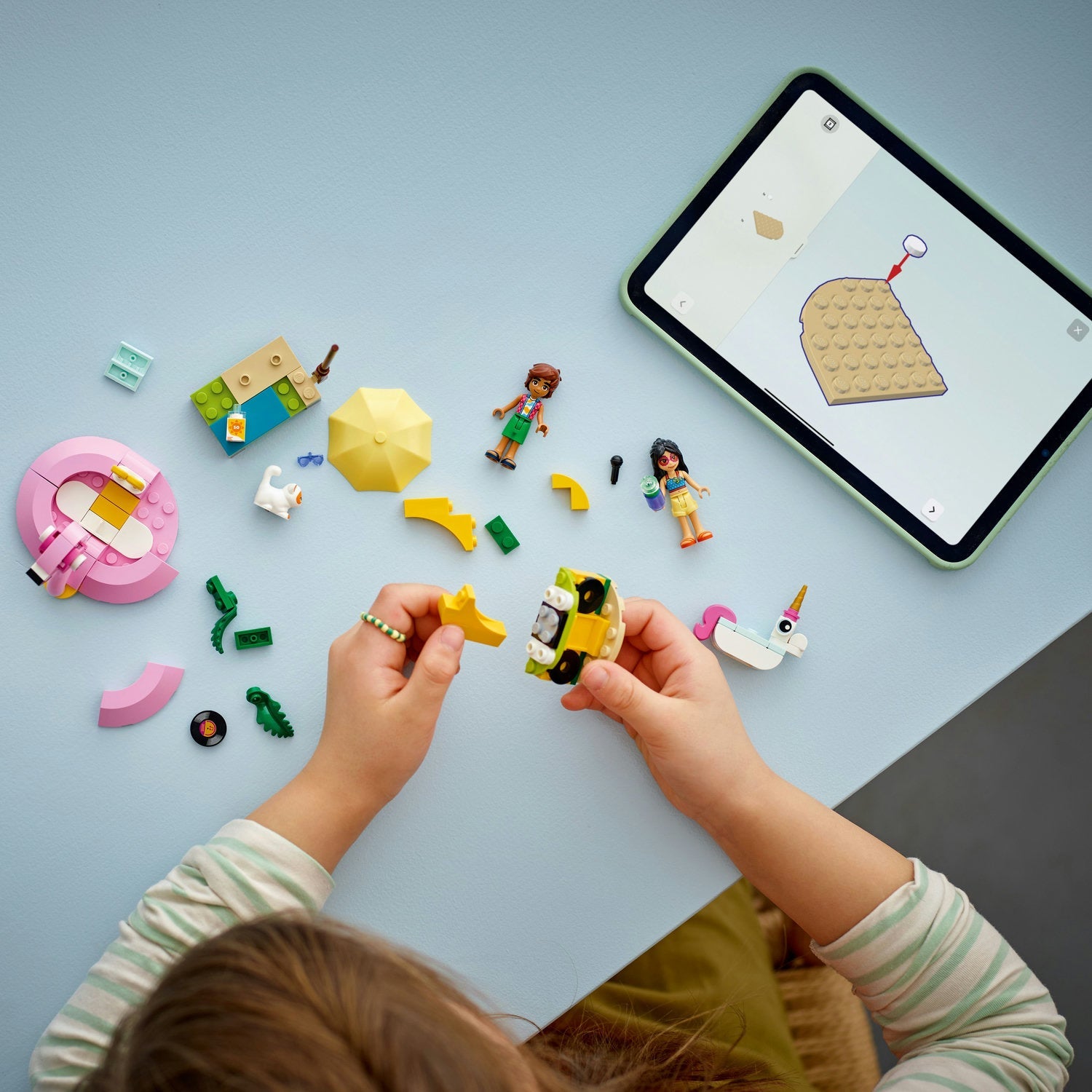 Friends™ Unicorn & Flamingo Pool Party