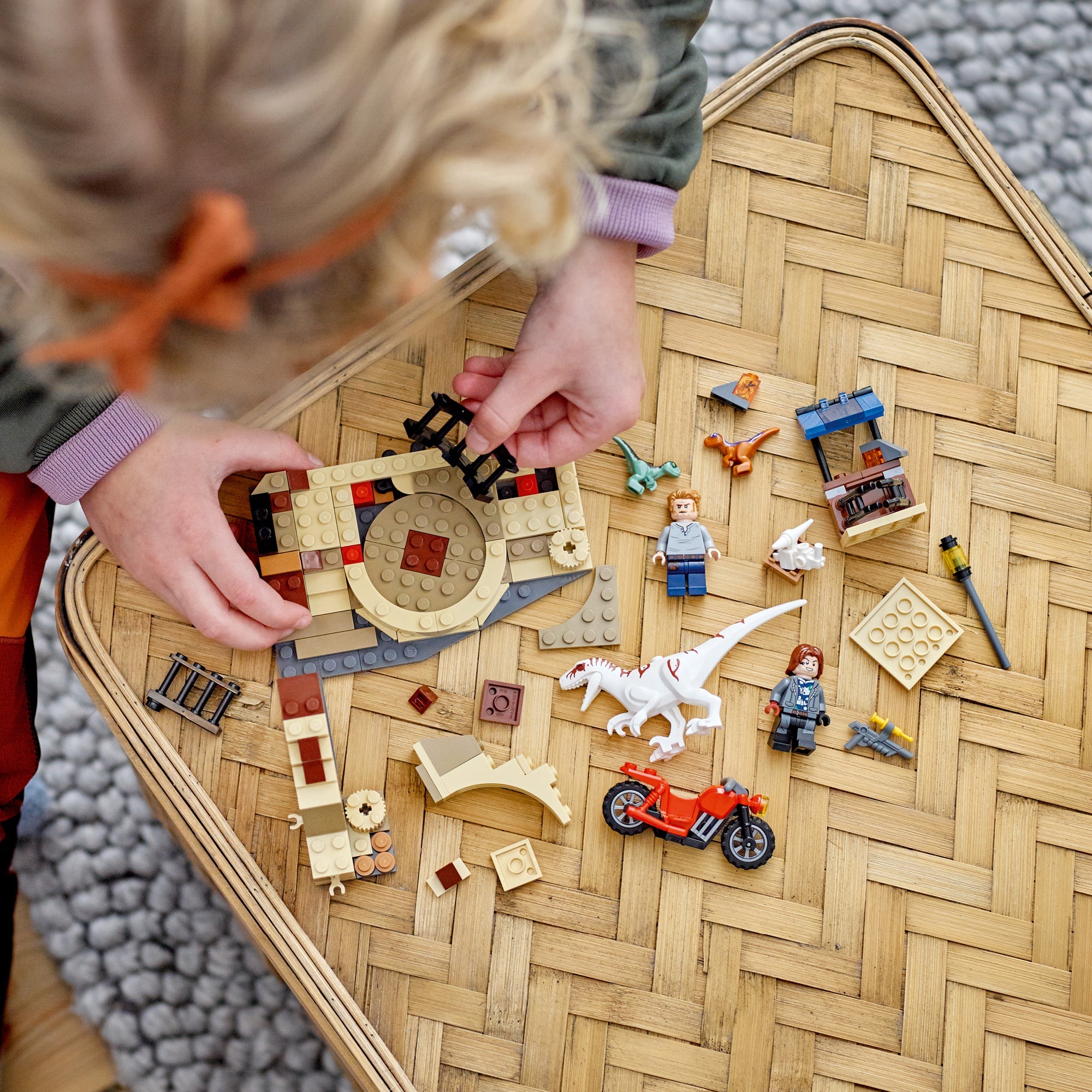 Jurassic World Atrociraptor Dinosaur: Bike Chase