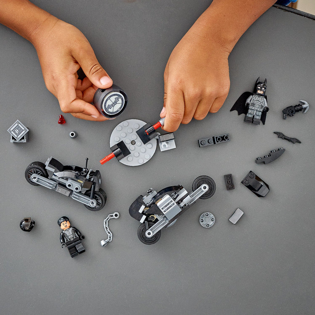 DC Batman™ & Selina Kyle™ Motorcycle Pursuit