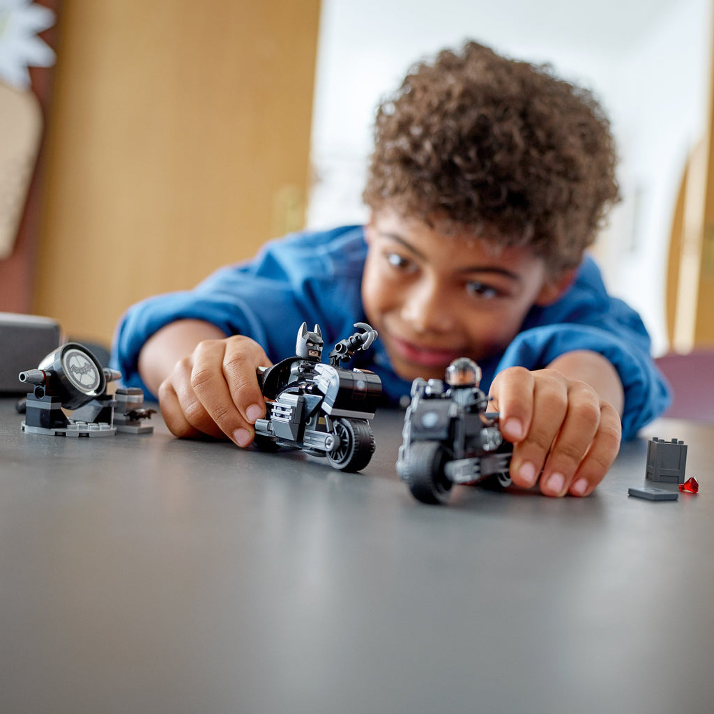 DC Batman™ & Selina Kyle™ Motorcycle Pursuit