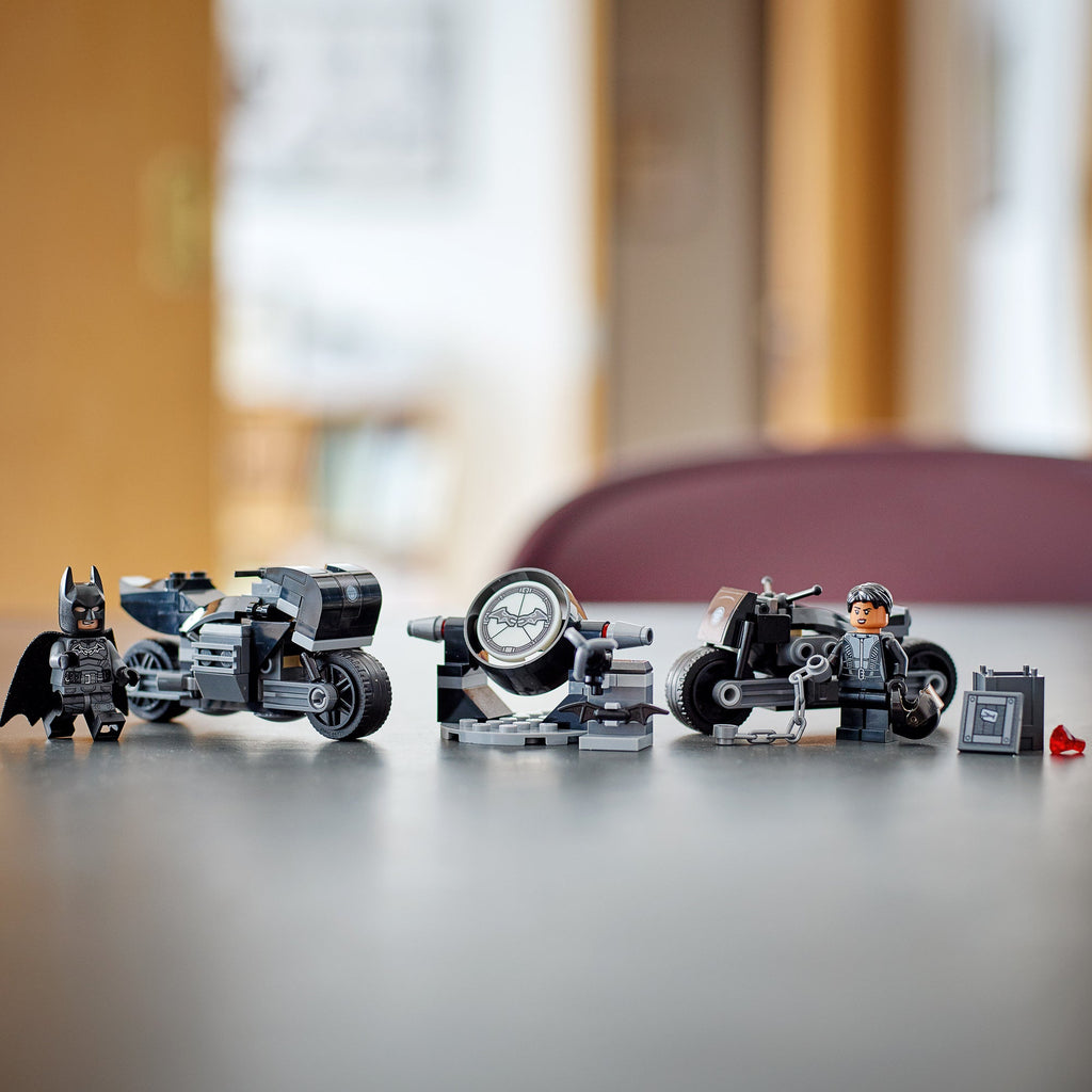 DC Batman™ & Selina Kyle™ Motorcycle Pursuit