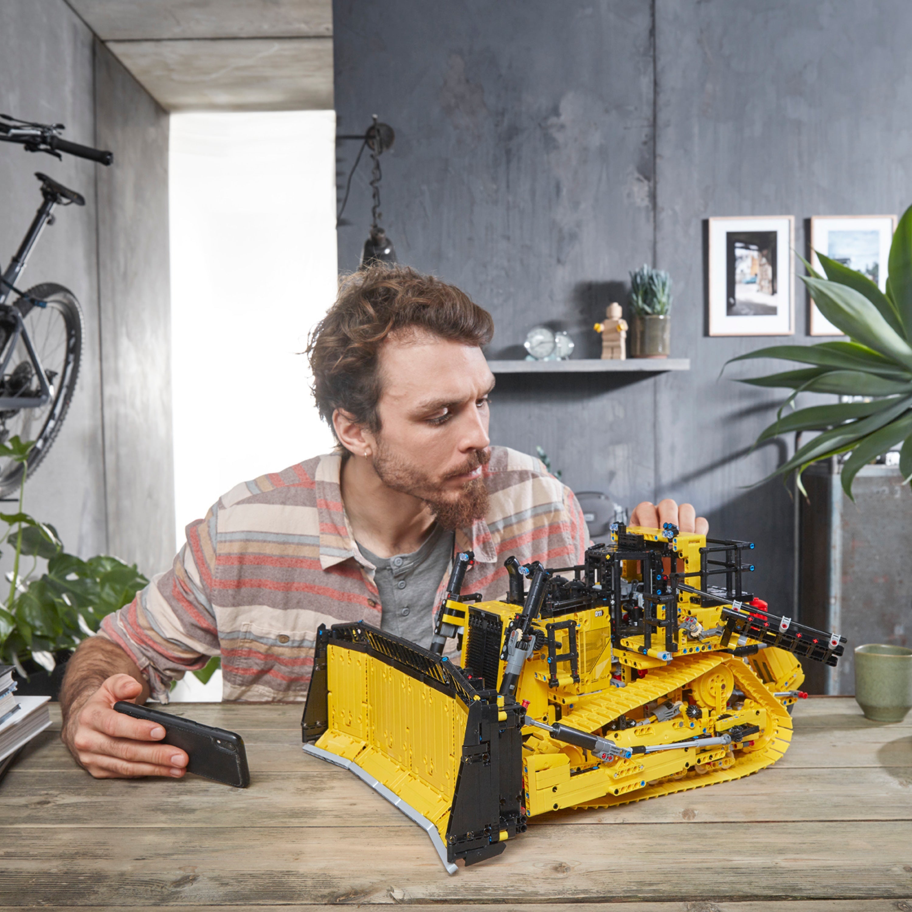 Technic™ App-Controlled Cat® D11 Bulldozer